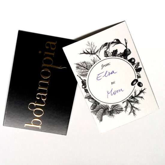 Product foto van cadeaukaartje van Botanopia.  Gepersonaliseerd wenskaartje in zwart en goud en decoratieve zwart-wit botanische afdruk