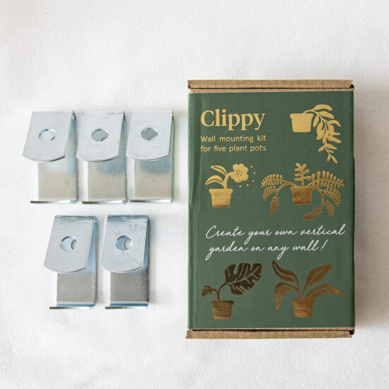 Verpakking en inhoud fotografie van Clippy - Wandmontagekit voor 5 planten-/bloempotten met een rand. Ontworpen door Botanopia